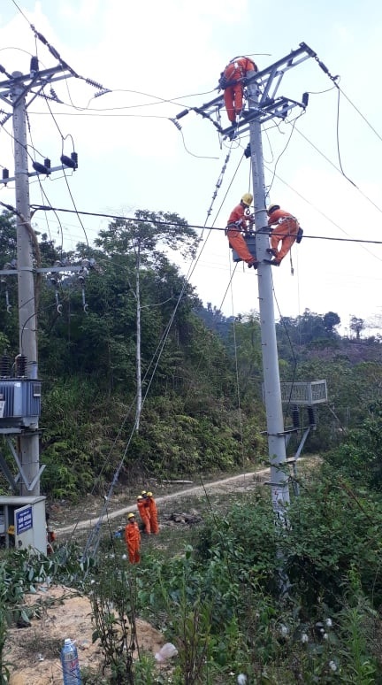 Điện lực Đông Giang sửa chữa, bảo dưỡng lưới điện đảm bảo an toàn các ngày lễ và Đại hội Đảng các cấp