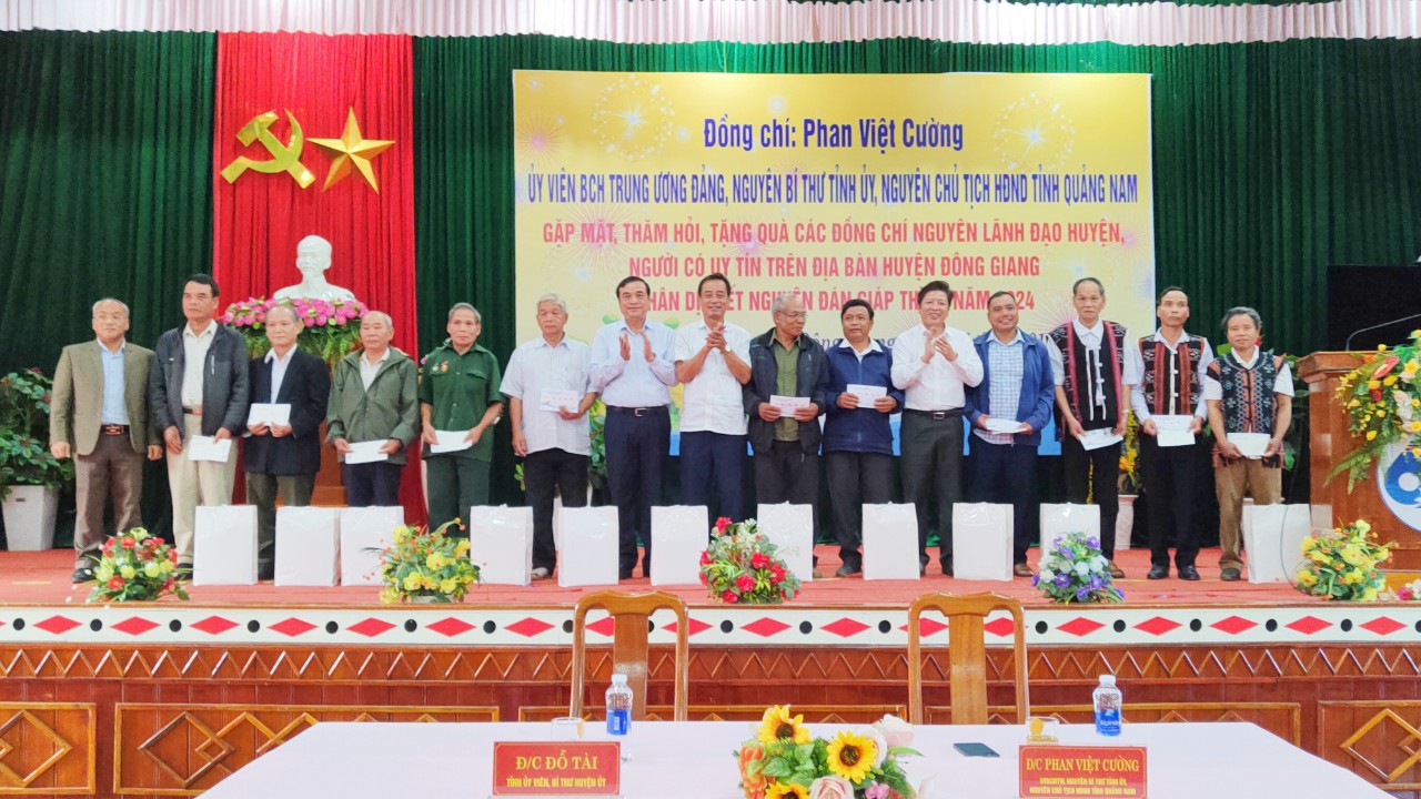 Nguyên Bí thư Tỉnh ủy, Phan Việt Cường tặng 83 xuất quà cho cán bộ nguyên lãnh đạo huyện và người có uy tín